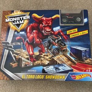 Monster Jam Hot Wheela El Toro Loco Showdown Play Set